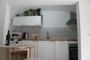 Køleskab, mikrobølgeovn, ovn, kogeplade