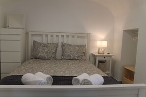 1 bedroom, bed sheets