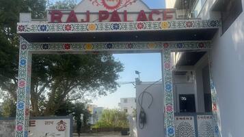 Vista frontal de la propiedad