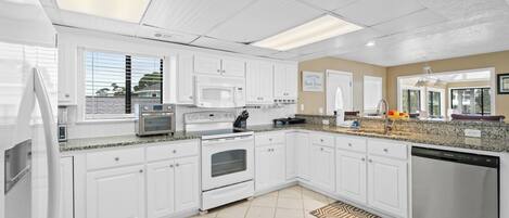 Family House, Canal View | Private kitchen