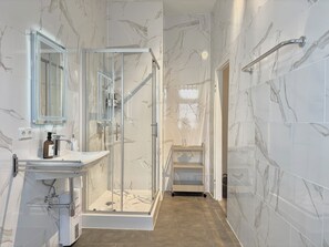 Shower, hair dryer, towels, soap - HyggeLiving | 81 m² | "Smilla" | 55' TV | New* (Goslar)