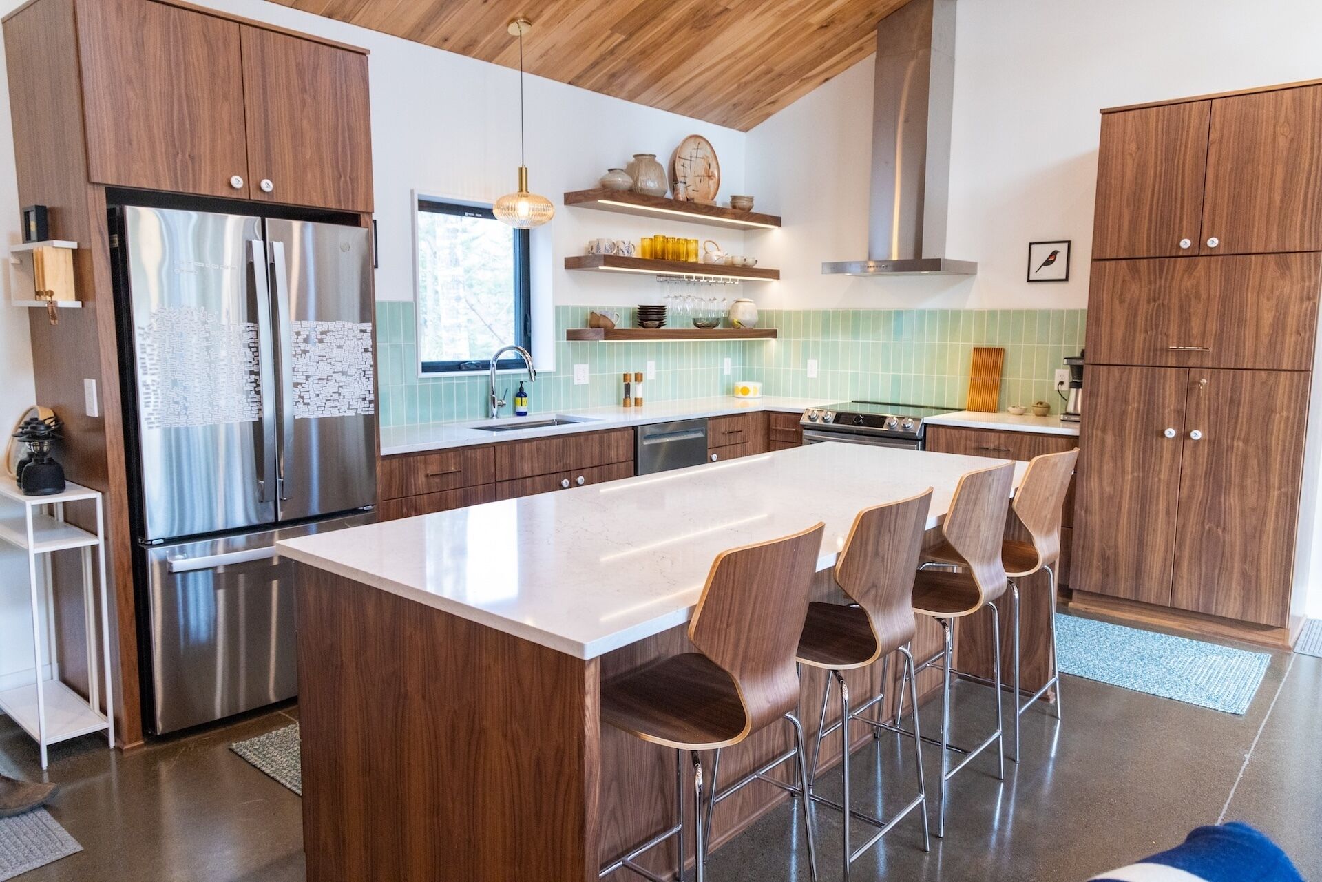 Geladeira, micro-ondas, fogão, cooktop