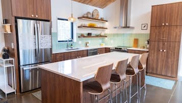 Geladeira, micro-ondas, fogão, cooktop