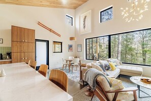 Smart TV, fireplace, books, stereo - Cabin & Treehouse by Jay Cooke State Park / Duluth Trails (Esko)