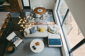Smart TV, fireplace, books, stereo