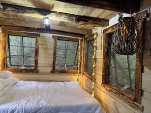 1 bedroom, bed sheets - Unplug and hide from the world in this rustic South Pittsburg cabin (South Pittsburg)