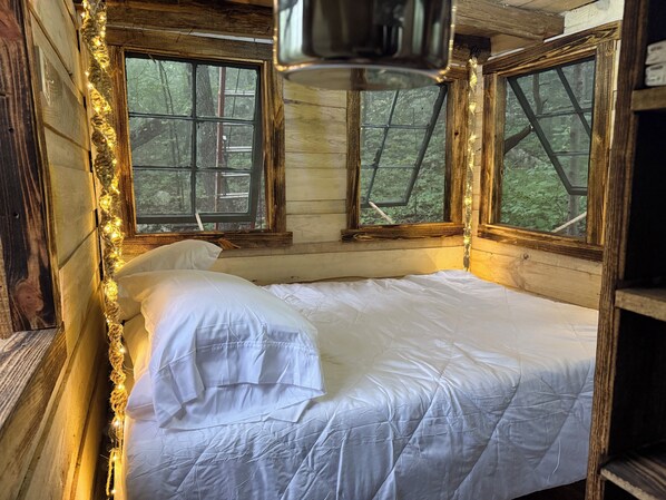 1 bedroom, bed sheets