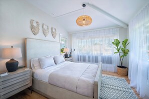 4 bedrooms, iron/ironing board, travel cot, Internet - Hihimanu House by Gather: Spacious Home w/ Lanai, Mountain Views & A/C (Princeville)