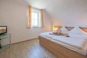 2 bedrooms, travel crib, WiFi