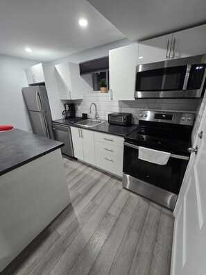 Fridge, microwave, oven, stovetop - Oasis Montreal! Everything is ready for you! Come, and enjoy your stay! (Montreal)