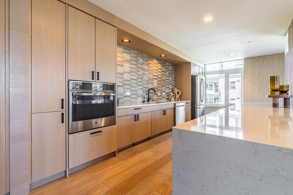 Réfrigérateur, micro-ondes, four, plaque de cuisson