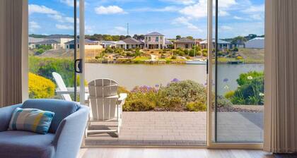 Hindmarsh Island - Pelicans on Parade