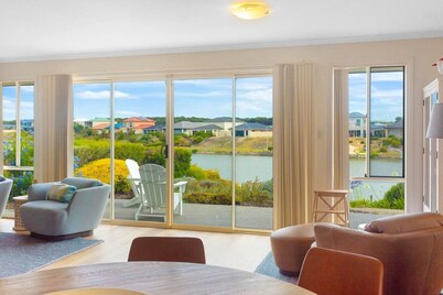 Hindmarsh Island - Pelicans on Parade