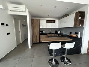 Fridge, microwave, oven, stovetop - "Casa Roxy" Idyllic lake Como modern apt, lake view, pool, elevator, AC, parking (Colico)