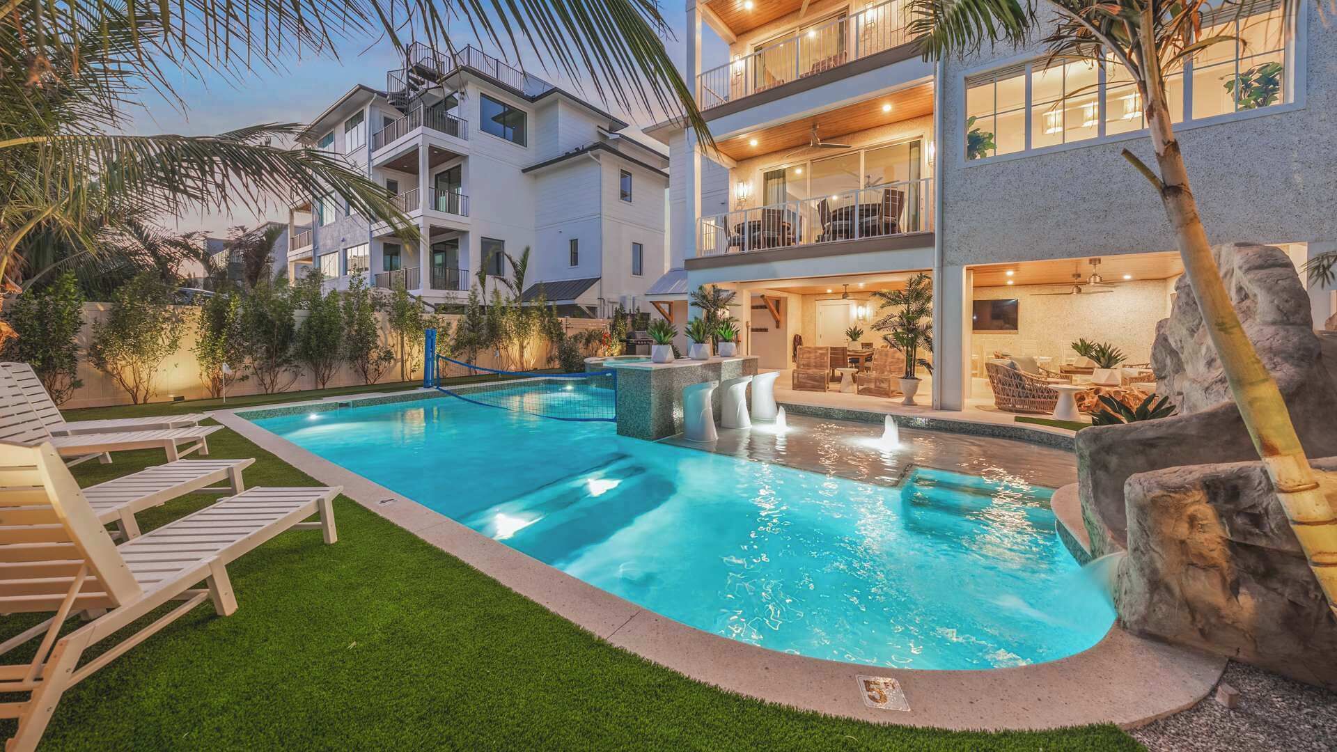 Una piscina al aire libre, una piscina climatizada