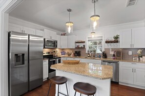 Fridge, microwave, oven, stovetop - Charming 3-BR house in delightful Beaufort near Parris Island USMC, Port Royal (Beaufort)