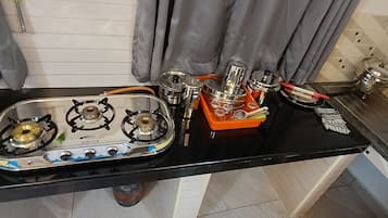 Een koelkast, een microgolfoven, een oven, een kookplaat