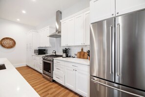 Kühlschrank, Geschirrspüler, Wasserkocher mit Kaffee-/Teezubehör