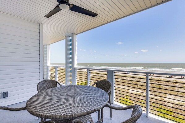 Outdoor dining - Royal Reef Suites - 4 Bedrooms Oceanfront (Folly Beach)