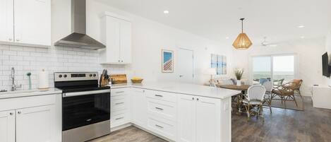 Kylskåp, diskmaskin, kaffe- och tebryggare och grytor/köksredskap