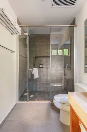 Dusche, Haartrockner, Handtücher, Shampoo