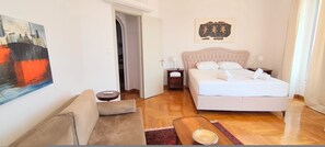 4 chambres, fer et planche à repasser, lit de bébé portatif