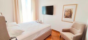 4 bedrooms, iron/ironing board, travel crib, free WiFi