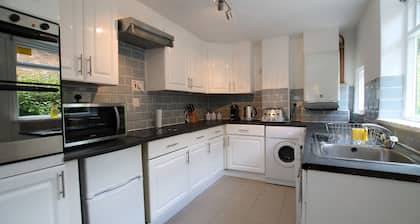 3BR Victorian Cottage with garden, close to Windsor and Heathrow