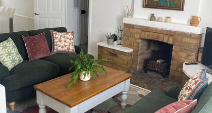 3BR Victorian Cottage with garden, close to Windsor and Heathrow