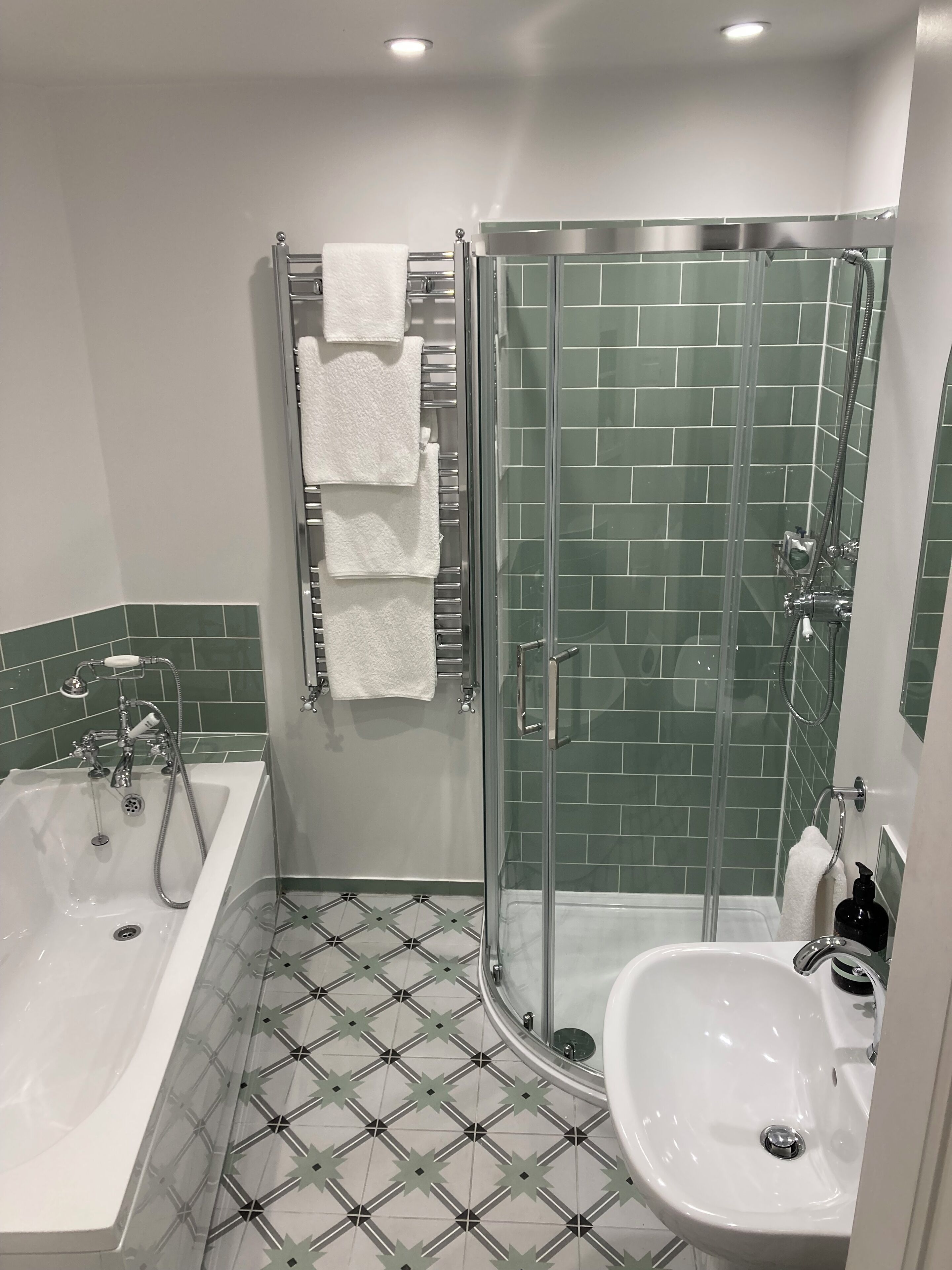 Sèche-cheveux, serviettes fournies, savon, papier toilette