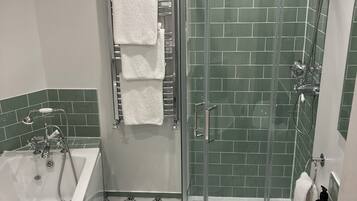 SĂšche-cheveux, serviettes fournies, savon, papier toilette