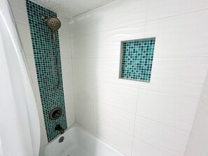 Toallas, jabón, papel de baño 