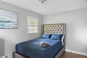 4 bedrooms, desk, iron/ironing board, travel cot