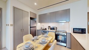 冷蔵庫、電子レンジ、オーブン、コンロ