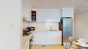 Kühlschrank, Mikrowelle, Ofen, Herdplatte