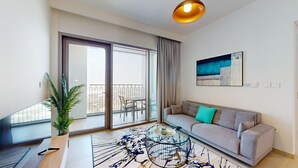 Un salon moderne avec un canapé, une table basse et une grande fenêtre.