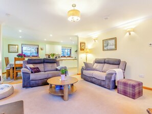 TV, fireplace - Bunchrew Farm Cottage (Inverness)