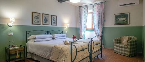 2 bedrooms, iron/ironing board, travel cot, WiFi