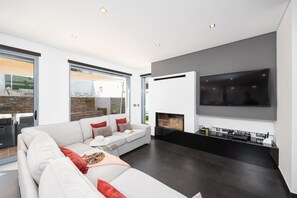 Fernseher, Kamin