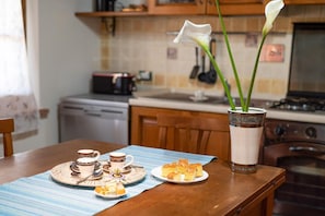 Oven, coffee/tea maker, toaster