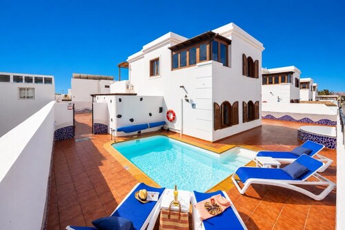 Villa Dulce - Four Bedroom Villa, Sleeps 8