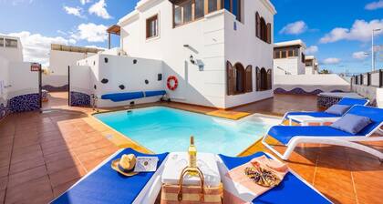 Villa Dulce - Four Bedroom Villa, Sleeps 8