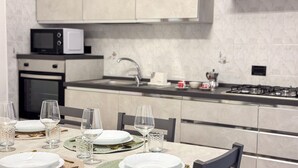 Une cuisine moderne avec un coin repas aménagé pour prendre un repas.