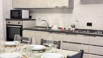 Microonde, forno, piano cottura, lavastoviglie