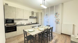 Four à micro-ondes, un four, surface de cuisson, lave-vaisselle