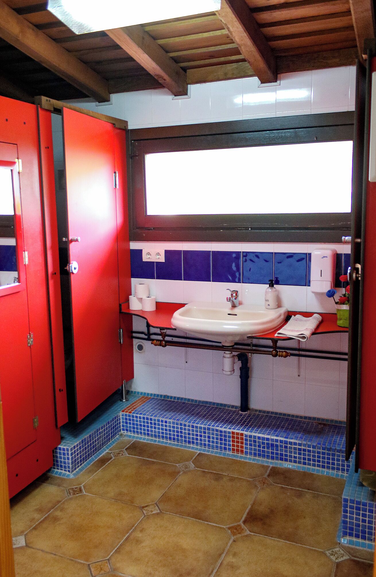 Serviettes fournies, savon