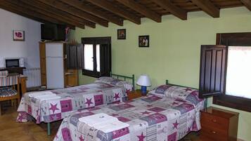 1 habitación, tabla de planchar con plancha y ropa de cama