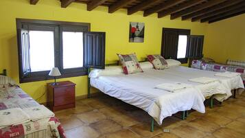 1 habitación, tabla de planchar con plancha y ropa de cama