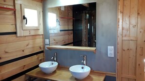 Douche, sèche-cheveux, serviettes fournies, papier toilette