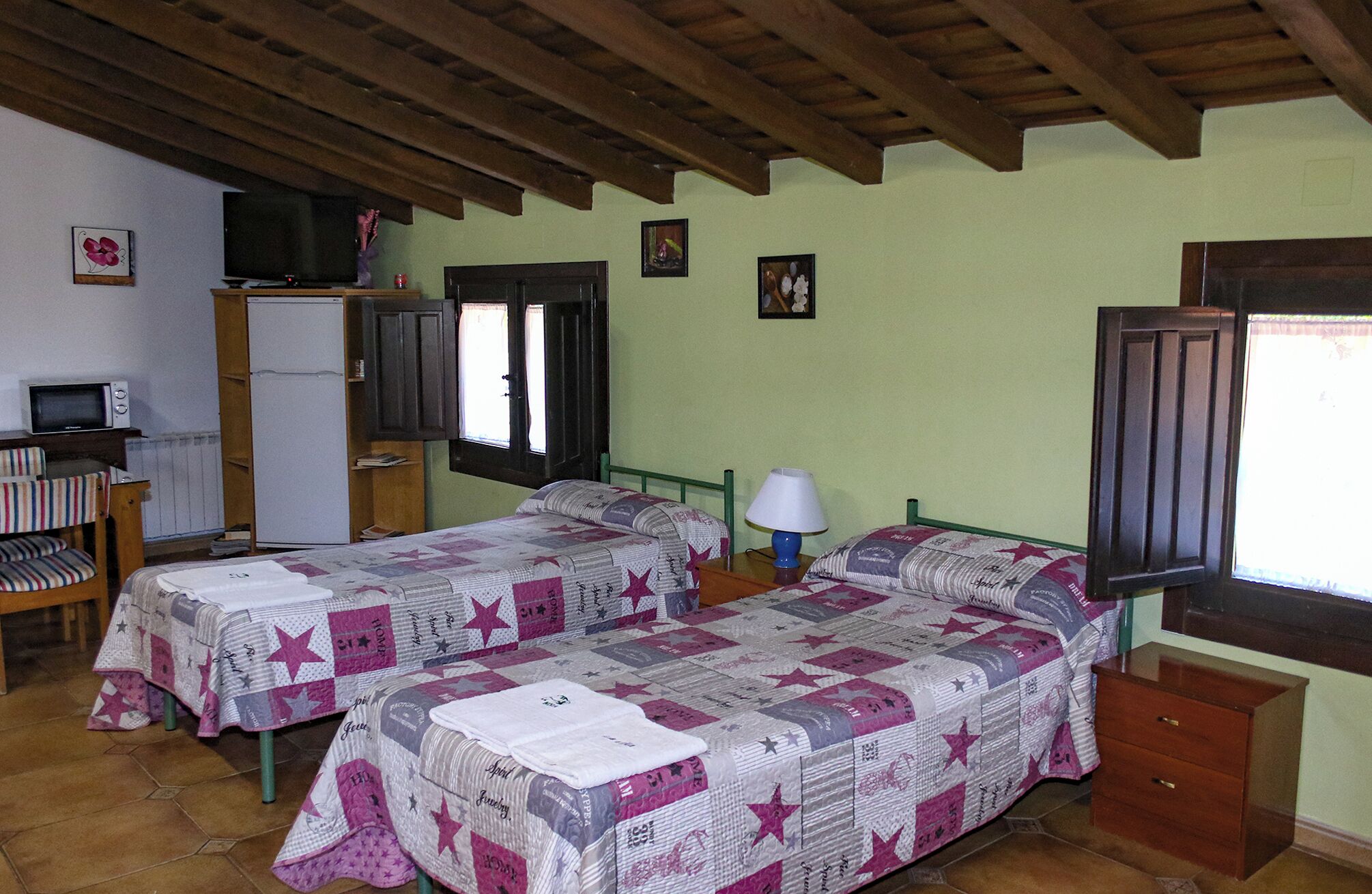 1 slaapkamer, een strijkplank/strijkijzer, beddengoed